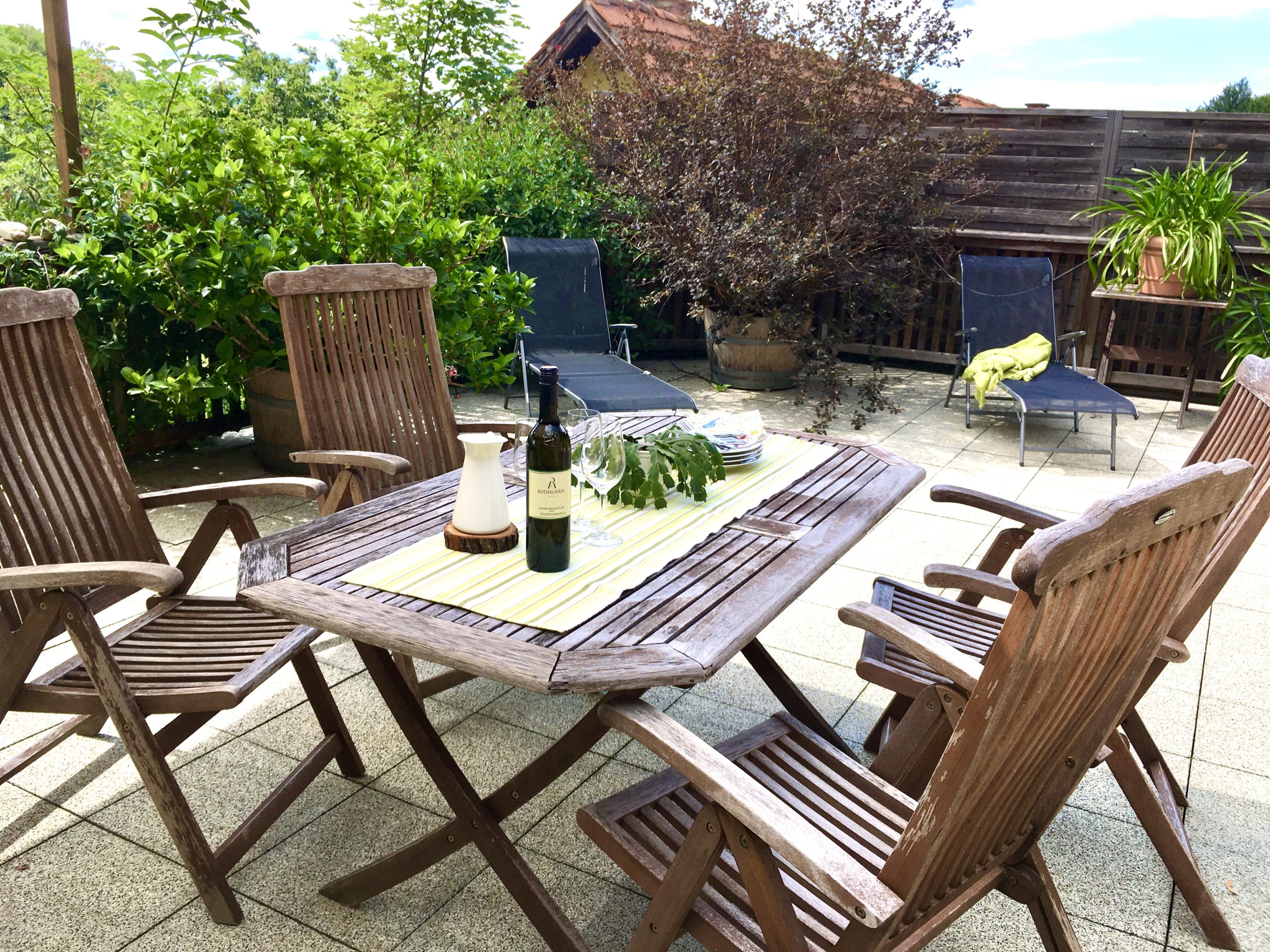 Ferienwohnung-Apartment-Terrasse-Tisch-Urlaub-Suedsteiermark-Weingut
