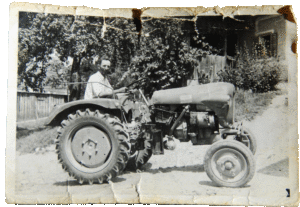 Traditions-Weingut-seit-1880-Gerationen-Traktor-Familie-Weingut-Rothschaedl-alte Fotos