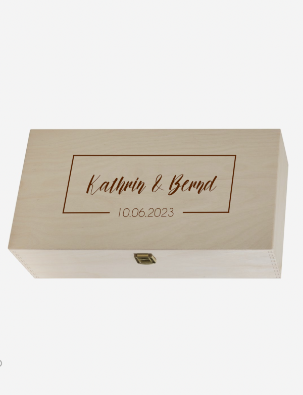 Personalisiertes Hochzeitsgeschenk. Wein in einer Holzbox mit den Namen des Brautpaares graviert.