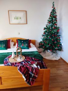 Festlich dekoriertes Weihnachtszimmer