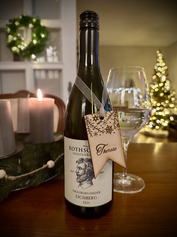 Weihnachtlicher, personalisierter Geschenkanhänger für die Weinflasche oder ein Päckchen.