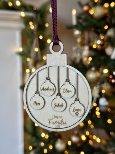 Personalisierter Christbaumschmuck mit den Namen der Familie.