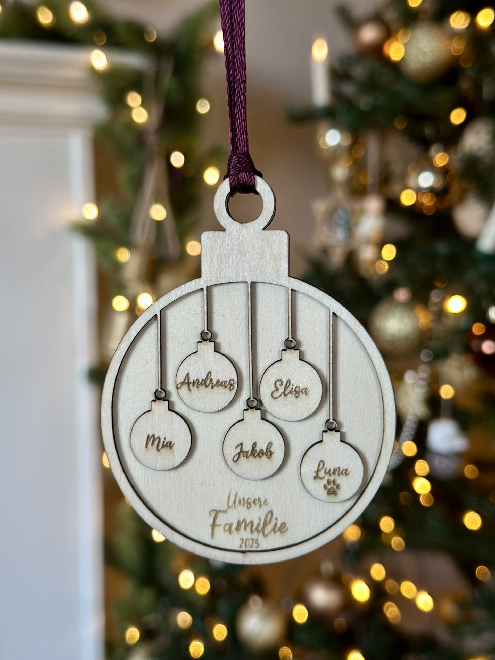 Personalisierter Christbaumschmuck mit den Namen der Familie.